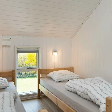 Vakantiehuis Three-bedroom Holiday In 10